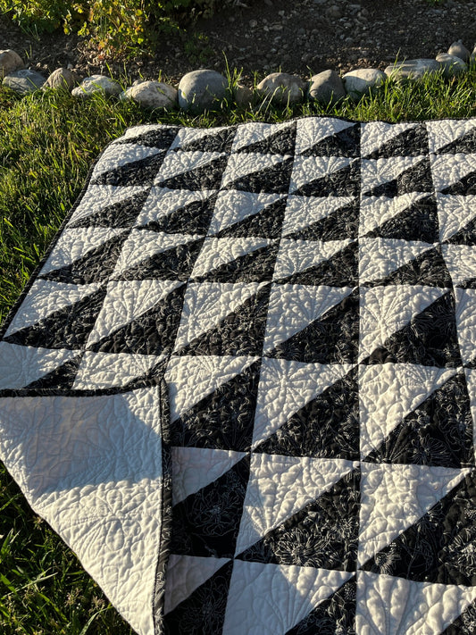 Black and Cream Quilt – Half Square Triangle Quilt – Classic Patchwork Throw – Wildflower Quilted Blanket - The QuilTea Corner