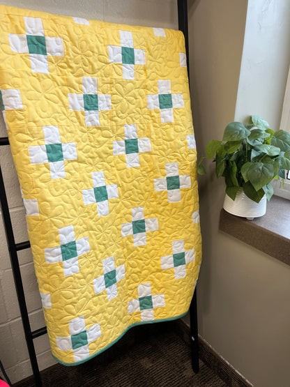 Spring Daisy’s Yellow & Green Traditional Irish Chain Baby Quilt - The QuilTea Corner