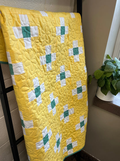 Spring Daisy’s Yellow & Green Traditional Irish Chain Baby Quilt - The QuilTea Corner
